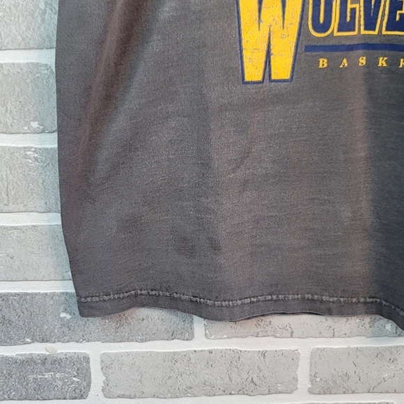 Michigan Wolverines Basketball Vintage 90's Fab 5 Era T-Shirt Men's Cut Tag - Picture 8 of 12